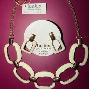 Cream-colored chunky chain link necklace and earring set with gold-tone accents.